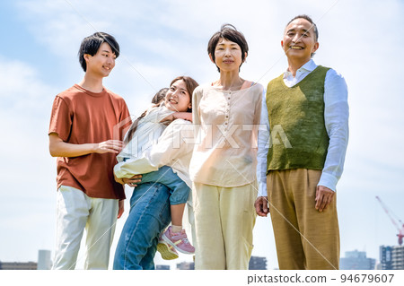 沿著河床行走的三代家庭 94679607