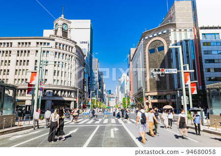 Holiday Ginza Pedestrian paradise * partly soft focus Holiday Ginza Pedestrian paradise * partly soft focus 94680058