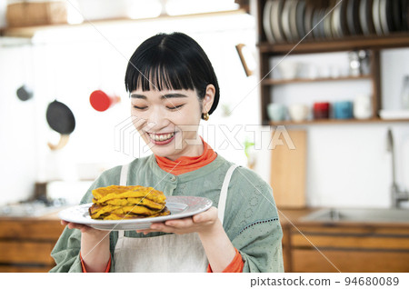 做煎餅的女人 94680089