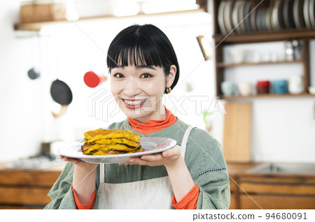 做煎餅的女人 94680091