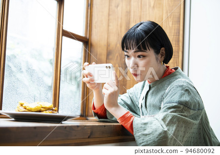年輕女子為自製煎餅拍照 94680092