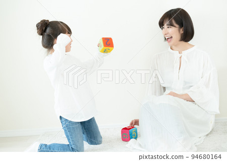 父母和孩子用骰子玩數字 94680164