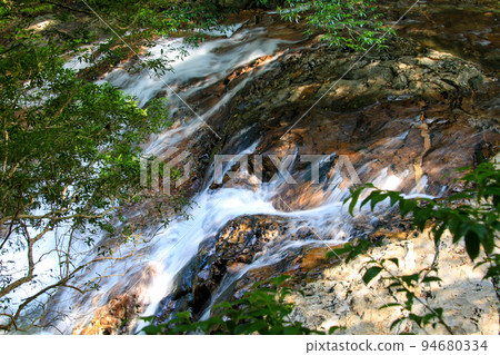 A sliding valley A sliding valley 94680334