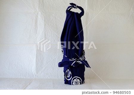 包在 1.8 升瓶中的包袱皮 94680503