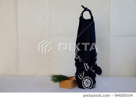 Furoshiki wrapping in a 1.8 liter bottle Furoshiki wrapping in a 1.8 liter bottle 94680504