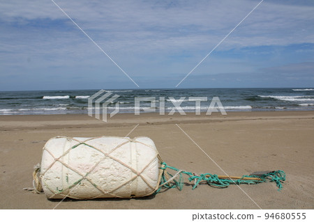 漂浮物、泡沫塑料、漁具和波濤洶湧的海面被沖上日本海沿岸。風波紋，腳印，海岸 94680555