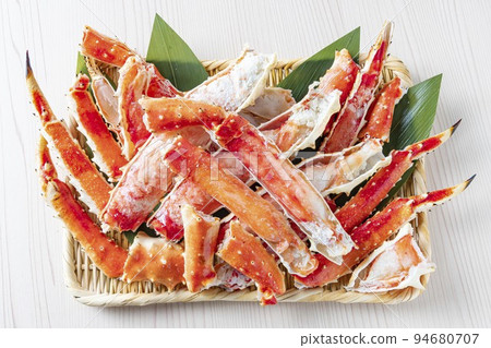 Fresh and delicious king crab 94680707