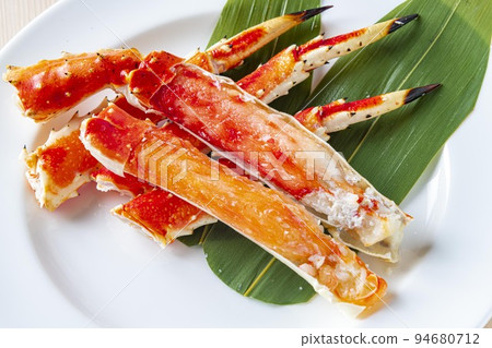 Fresh and delicious king crab 94680712