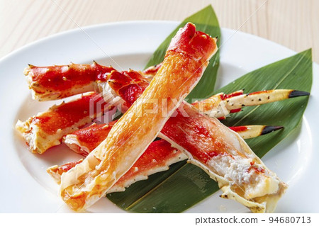 Fresh and delicious king crab 94680713