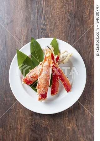 Fresh and delicious king crab 94680747