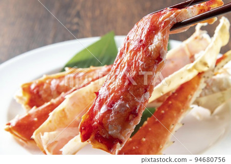 Fresh and delicious king crab 94680756