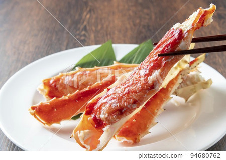 Fresh and delicious king crab Fresh and delicious king crab 94680762