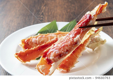 Fresh and delicious king crab 94680763