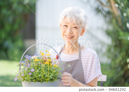 做園藝的高級女性 94681292