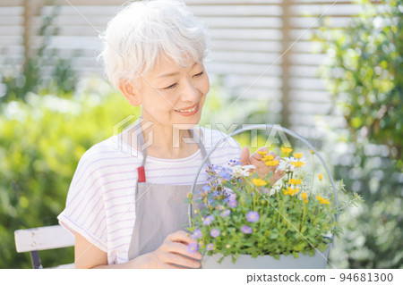 Senior women who do gardening 94681300