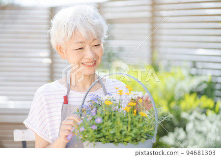 做園藝的高級女性 94681303