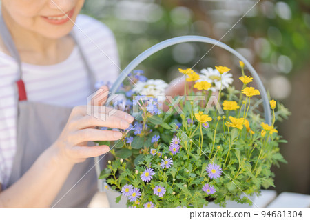 做園藝的高級女性 94681304