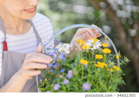 做園藝的高級女性 94681305