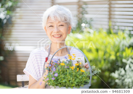 Senior women who do gardening Senior women who do gardening 94681309
