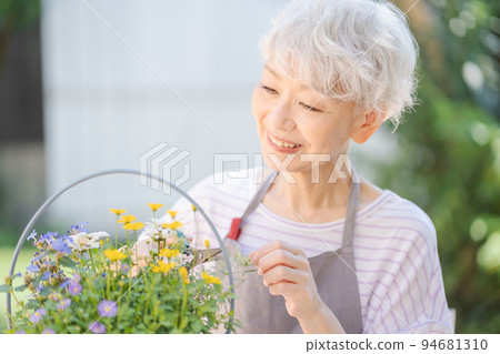 做園藝的高級女性 做園藝的高級女性 94681310