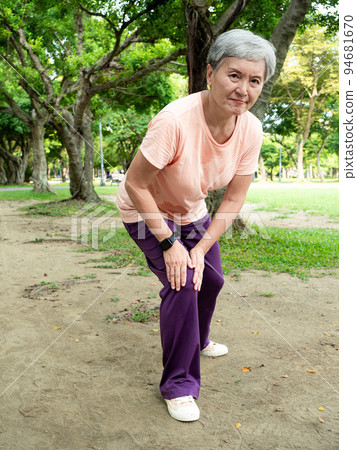 60多歲的成熟亞洲女性在戶外運動因為膝關節痠痛而不舒服. 94681670