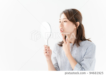 Female tooth 94681925