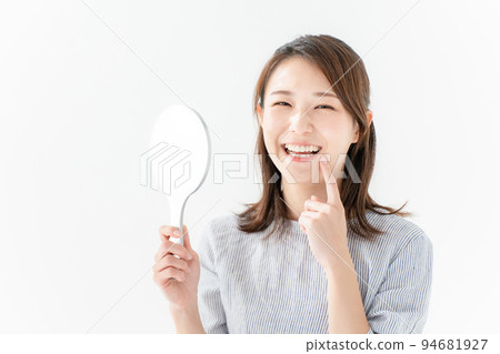 Female tooth 94681927