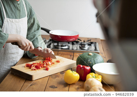 烹飪,菜刀,砧板,手,沒有臉,圖像 烹飪,菜刀,砧板,手,沒有臉,圖像 94682039