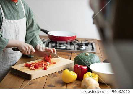 Cooking, kitchen knife, cutting board, hands, no face, image Cooking, kitchen knife, cutting board, hands, no face, image 94682040