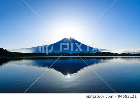 W Diamond Fuji at spring sunrise over Lake Tanuki 94682121