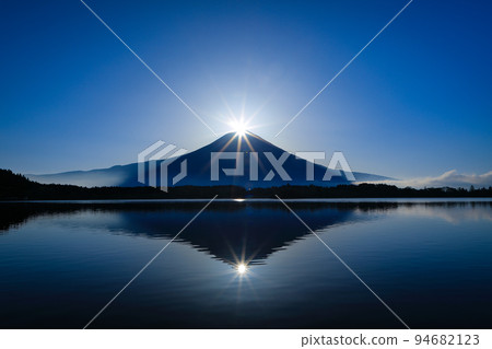 W Diamond Fuji 春天日出時在狸貓湖上空 94682123