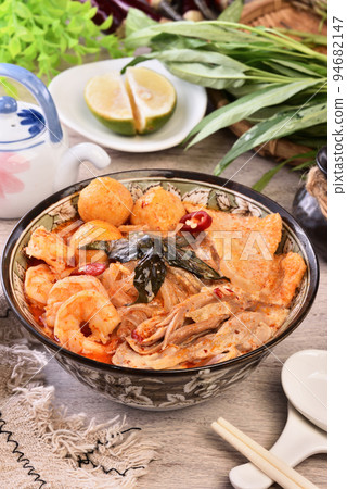 Laksa, spicy noodle soup 94682147