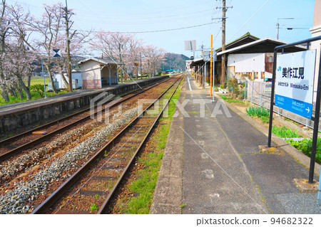 Platform 1 of Mimasaka Emi Station on the Somei Yoshino Kishin Line Mimasaka City, Okayama Prefecture 94682322