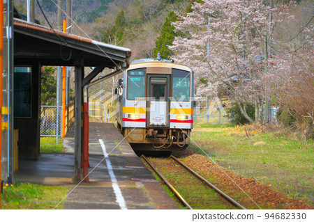 Local train bound for Sayo entering Mimasaka-Doi Station on the Somei-Yoshino Sakura Kishin Line 3, Mimasaka City, Okayama Prefecture 94682330