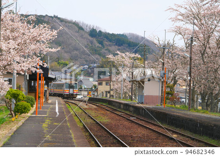 岡山縣美作市1號染井吉野櫻姬神線往津山方向的普通電車進入美作江美站 岡山縣美作市1號染井吉野櫻姬神線往津山方向的普通電車進入美作江美站 94682346