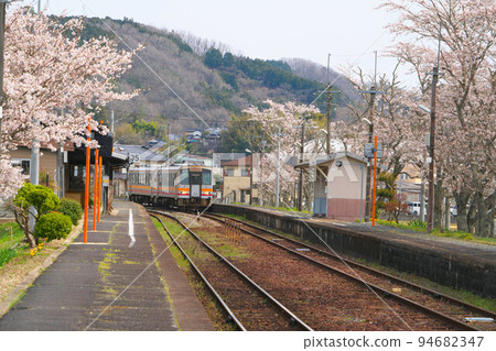 岡山縣美作市津山方向普通電車2號線染井吉野櫻花姬神線美作江江站 岡山縣美作市津山方向普通電車2號線染井吉野櫻花姬神線美作江江站 94682347