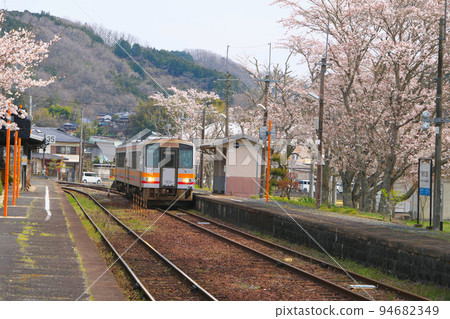 岡山縣美作市染井吉野櫻姬神線4號線美作江美站開往津山的地方電車 岡山縣美作市染井吉野櫻姬神線4號線美作江美站開往津山的地方電車 94682349