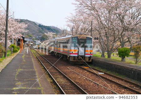 往岡山縣美作市津山2號的普通電車,染井吉野櫻姬神線美作江江站發車 往岡山縣美作市津山2號的普通電車,染井吉野櫻姬神線美作江江站發車 94682353