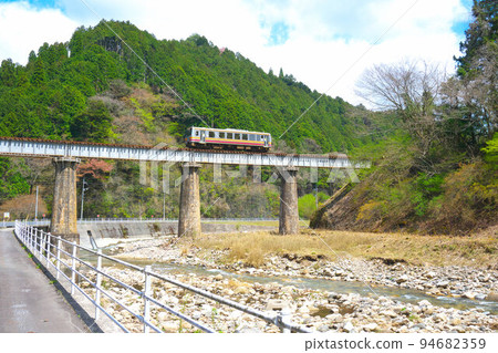 岡山縣津山市印美線松望橋開往智頭的地方電車 岡山縣津山市印美線松望橋開往智頭的地方電車 94682359