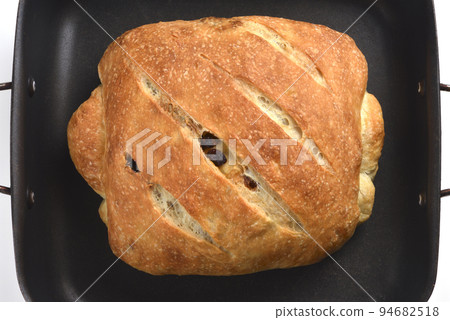 鐵鍋上的一塊新鮮美味烤麵包 94682518