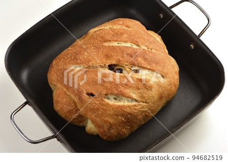 鐵鍋上的一塊新鮮美味烤麵包 94682519