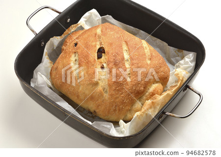 新鮮的鐵鍋自製烤脆皮麵包 94682578