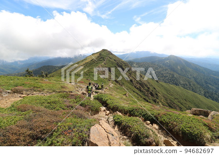 View from the mountain trail from Mt. Shibutsu in Oze to Mt. Koshibutsu View from the mountain trail from Mt. Shibutsu in Oze to Mt. Koshibutsu 94682697