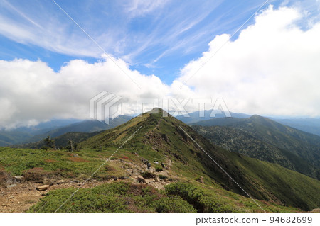 View from the mountain trail from Mt. Shibutsu in Oze to Mt. Koshibutsu 94682699