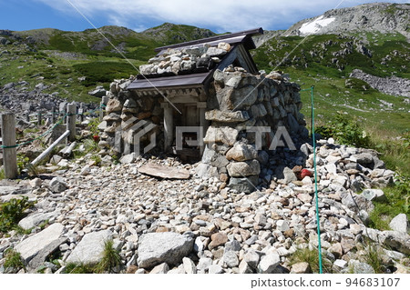The shrine of Tsurugidake Shrine near the Ichinokoshi Pass Trail 94683107