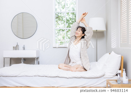 Woman lifestyle morning 94683114