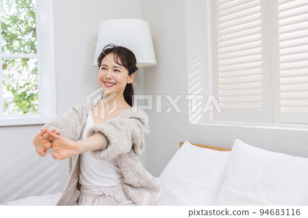 Woman lifestyle morning 94683116