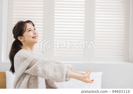 Woman lifestyle morning 94683118