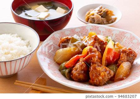 Sweet and sweet and sour pork 94683207