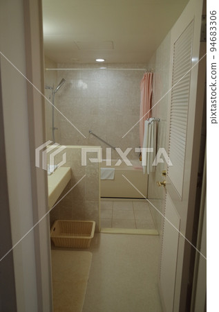 junior suite bathroom 94683306